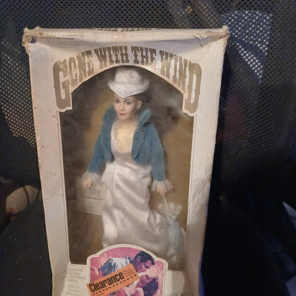 Gone with the Wind Figurine - Elegant Blue and White Design